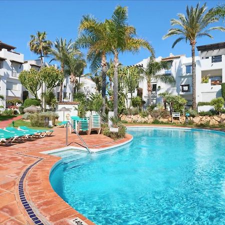 Exceptional Beachfront Complex With Pool In Costalita, Estepona Exterior photo