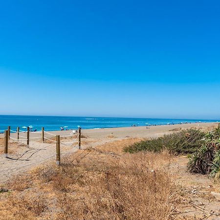 Exceptional Beachfront Complex With Pool In Costalita, Estepona Exterior photo