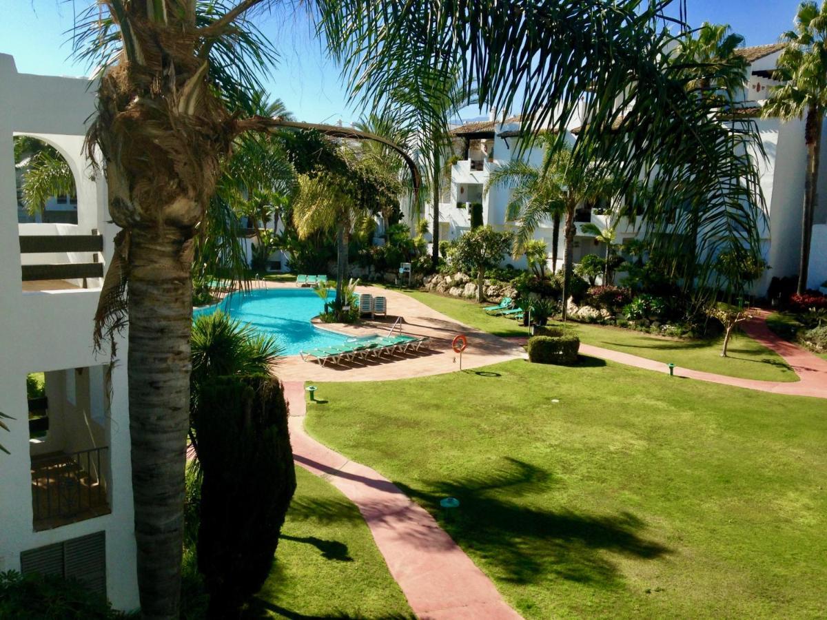 Exceptional Beachfront Complex With Pool In Costalita, Estepona Exterior photo