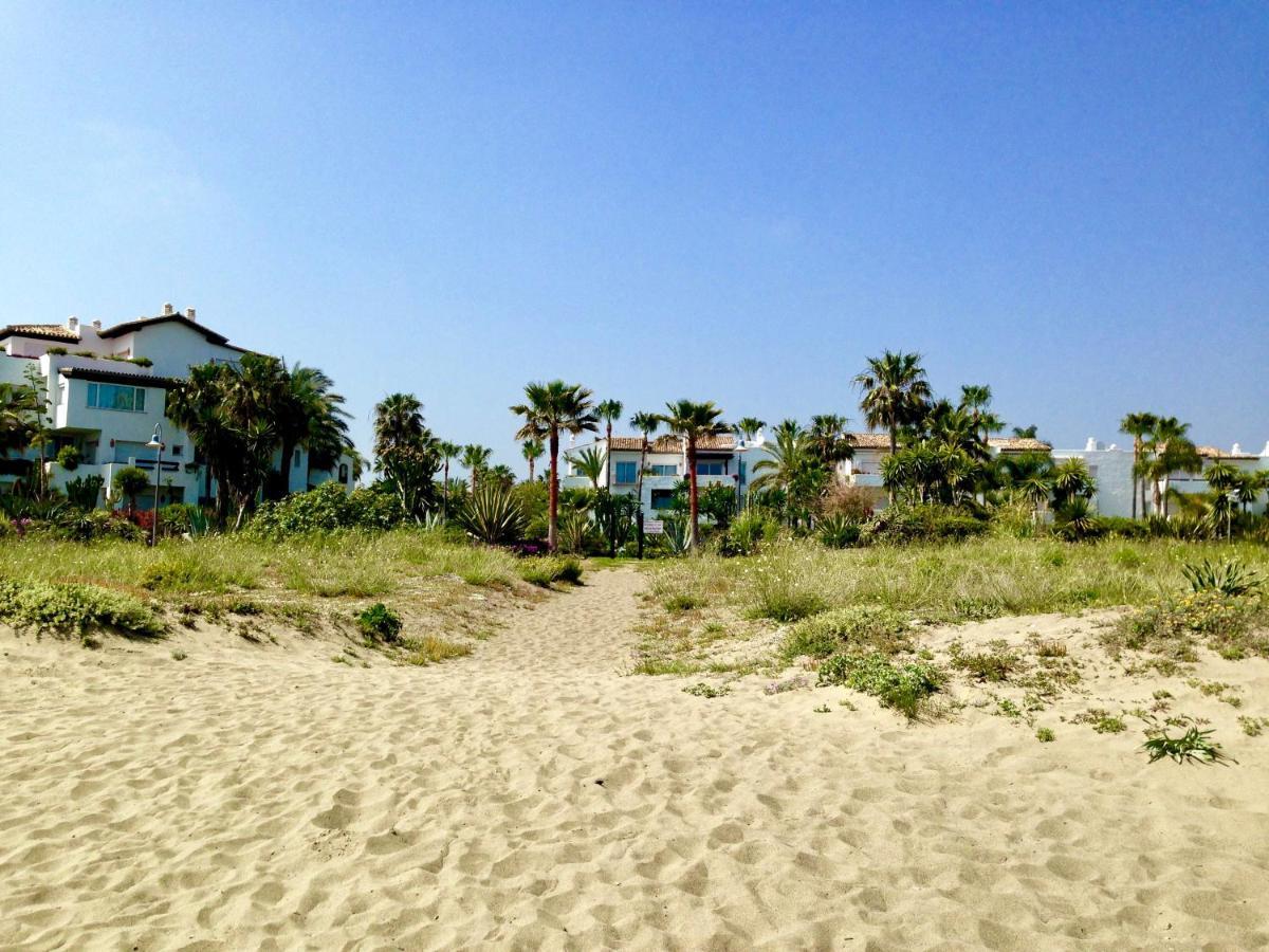 Exceptional Beachfront Complex With Pool In Costalita, Estepona Exterior photo